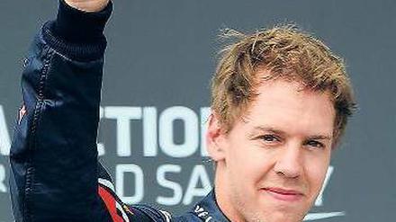Gruß an die Box. Vettel dankte seinem Team für den nächtlichen Einsatz. Foto: AFP