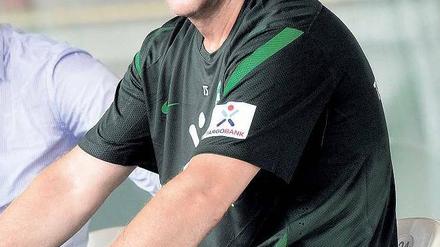 Ratlos: Werder-Trainer Thomas Schaaf verfolgt das Spiel seiner Mannschaft mit genervter Miene.