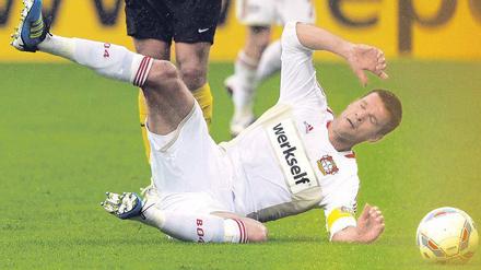 Das große Stolpern. Erst musste Michael Ballack auf der Bank Platz nehmen – als er dann endlich spielen durfte, bekam Leverkusen in Dresden vier Gegentore.