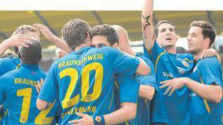 Übliche Pose. Eintracht Braunschweigs Spieler sind nach dem Aufstieg und dem guten Start in die Zweite Liga Jubel gewohnt. Foto: dpa