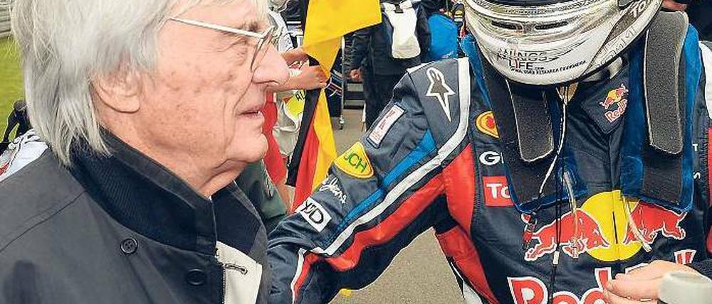 Der Brite gratuliert mit links. Auch Formel-1-Boss Bernie Ecclestone (hier auf dem Nürburgring) scheint kaum noch Zweifel an Vettels Titelgewinn zu haben. Foto: dapd
