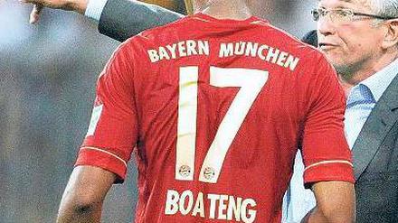 Da geht’s zum Meistertitel. Bayerns alter und neuer Trainer Jupp Heynckes schickt Verteidiger Jérome Boateng auf den richtigen Weg. 