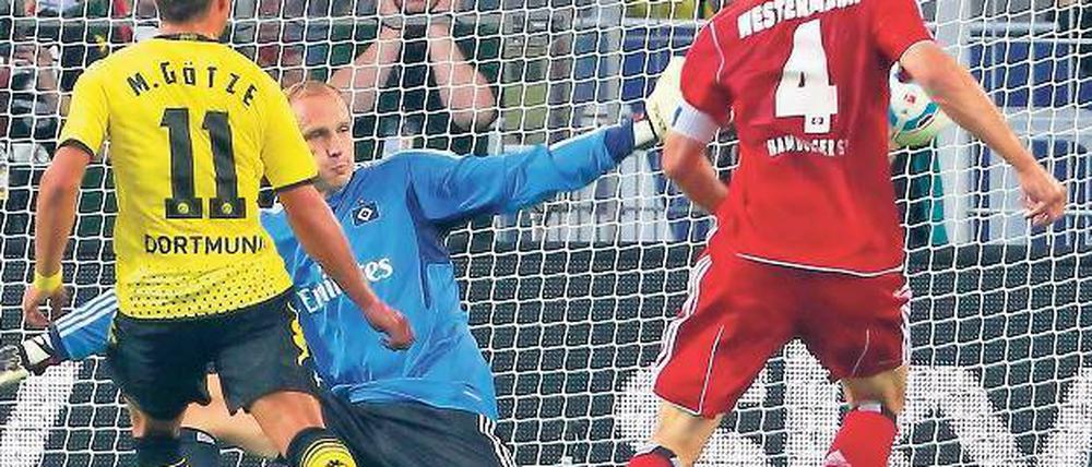 Götzes Dienst. Der Dortmunder Mittelfeldspieler (l.) erzielt gegen HSV-Torwart Jaroslav Drobny den Treffer zum 2:0. Foto: dpa