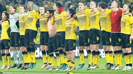 Abgehoben. Die Spieler vom Titelverteidiger Borussia Dortmund feiern schon wieder, diesmal den 3:1-Sieg über den Hamburger SV. Foto: Reuters