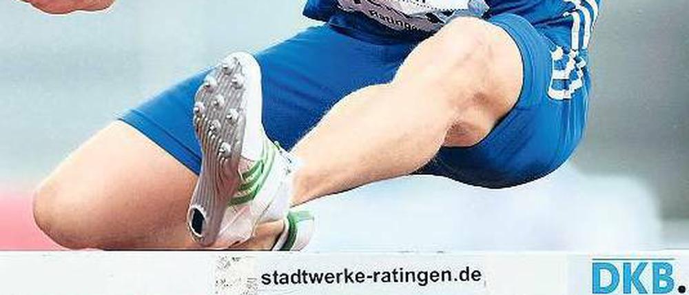 Hürden als Herausforderung. Der 22-jährige Rico Freimuth, hier bei der WM-Qualifikation in Ratingen, geht jetzt den Zehnkampf viel konzentrierter an als früher. Foto: dpa