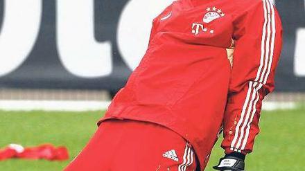 Strecken für den Einsatz. Manuel Neuer spielt trotz Magen-Darm-Infekt. Foto: Reuters