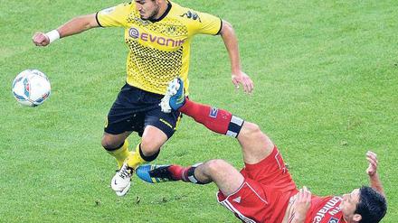 Andere fallen ab. Gegen den HSV (hier mit Kacar) gefiel der Dortmunder Ilkay Gündogan als Ideen- und Passgeber. 