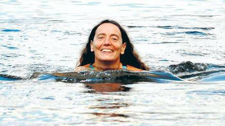 Im Wasser zu Hause. Margit Bohnhoff setzt sich oft über Verbote hinweg. Beim Schwimmen fühlt sich die 48-Jährige frei. Foto: Uwe Steinert