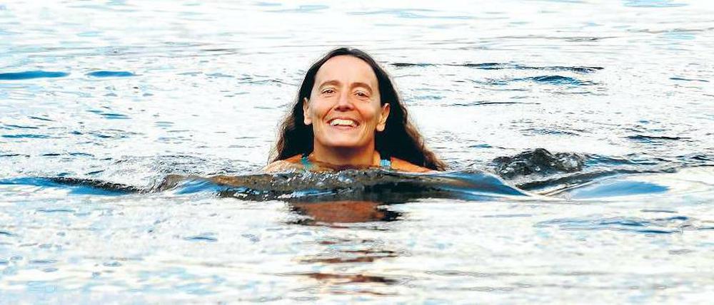 Im Wasser zu Hause. Margit Bohnhoff setzt sich oft über Verbote hinweg. Beim Schwimmen fühlt sich die 48-Jährige frei. Foto: Uwe Steinert
