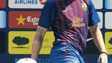 Comeback in Blau-Rot. Cesc Fabregas bei seiner Vorstellung in Barcelona. Foto: AFP