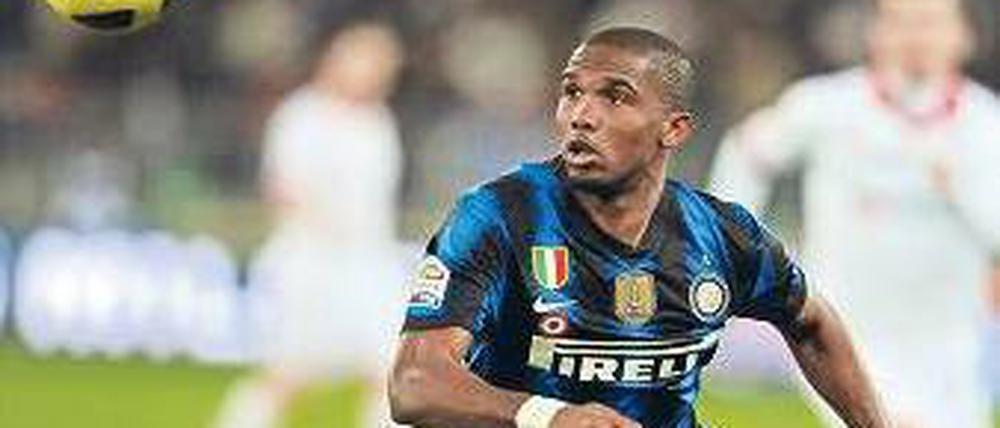 Am Ball ein kleines Wunder. Samuel Eto’o zieht es von Inter Mailand wohl nach Machatschkala. Foto: dpa
