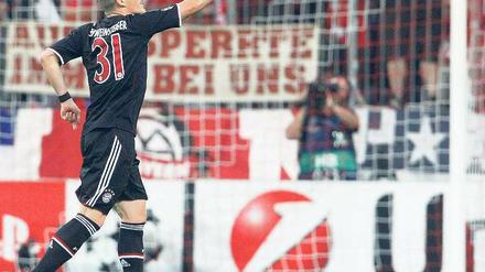 Die Führung. Als das Spiel noch frisch war, erzielte Bastian Schweinsteiger das 1:0 für die Bayern. Am Ende hieß es 2:0. Foto: Reuters