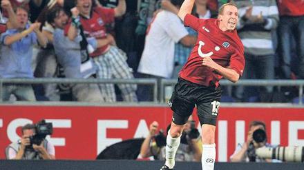 Europa kann auch Spaß machen dieser Tage. Jan Schlaudraff erzielte zwei Treffer und feiert mit den Fans in Hannover. Foto: dpa