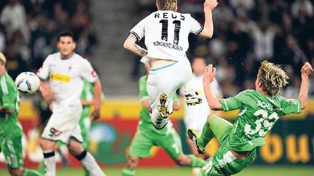 Volley schwerelos. Der Mönchengladbacher Marco Reus erzielt per Direktabnahme aus der Luft das 4:1. Foto: dapd