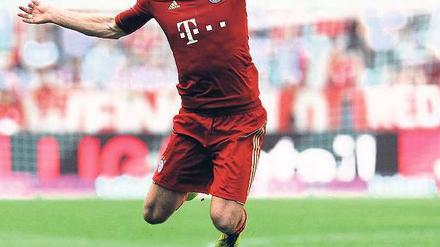 Hoffentlich tut er sich nicht weh. Kann Arjen Robben beim FC Bayern nicht mitspielen, sinkt das Niveau des Offensivspiels gleich erheblich. Foto: dpa