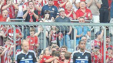 Mia san viele. Die Bayern bejubeln eines ihrer fünf Tore gegen den HSV. Es durfte fast jeder einmal: Van Buyten, Ribéry, Robben, Gomez und Olic trafen. Foto: dapd