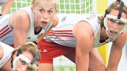 Die Deutschen kommen. Die englischen Spielerinnen legten den Respekt vor ihren Gegnerinnen schnell ab. Foto: Reuters