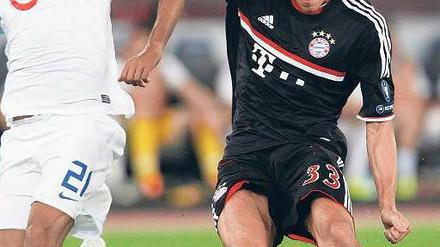 Ein Schuss zur Beruhigung. Mario Gomez entscheidet mit seinem Treffer nach sieben Minuten die Champions-League-Qualifikationsrunde für den FC Bayern. Foto: Reuters