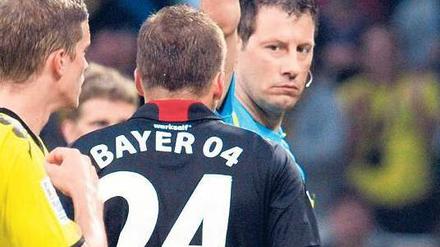 Der erste Abschied. Nach einem Foul sieht der Leverkusener Michal Kadlec Rot. Eine unumstrittene Entscheidung – im Gegensatz zu Mario Götzes Platzverweis. Foto: dpa