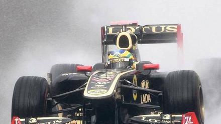 Brasilianer im Regen. Bruno Senna feierte mit Platz sieben im Qualifying ein gelungenes Debüt im Renault.