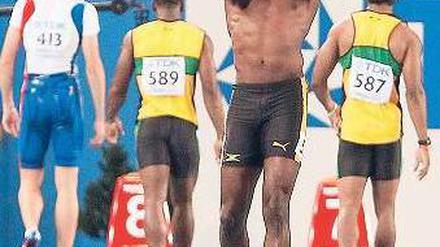 Der andere Seite des Showmans. Weltrekordler Usain Bolt kann es nicht fassen, dass er nach einem Fehlstart im 100-Meter-Finale disqualifiziert worden ist. Foto: dpa