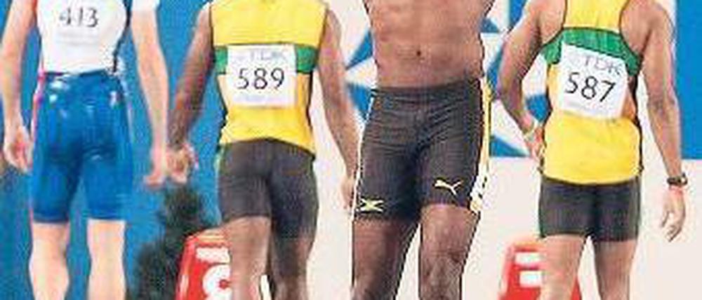 Der andere Seite des Showmans. Weltrekordler Usain Bolt kann es nicht fassen, dass er nach einem Fehlstart im 100-Meter-Finale disqualifiziert worden ist. Foto: dpa