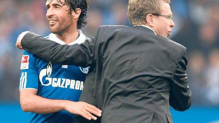 Schön, dass du noch da bist. Raúl stand vor dem Abschied aus Gelsenkirchen, jetzt kann ihn Trainer Rangnick wieder gebrauchen. Foto: dapd