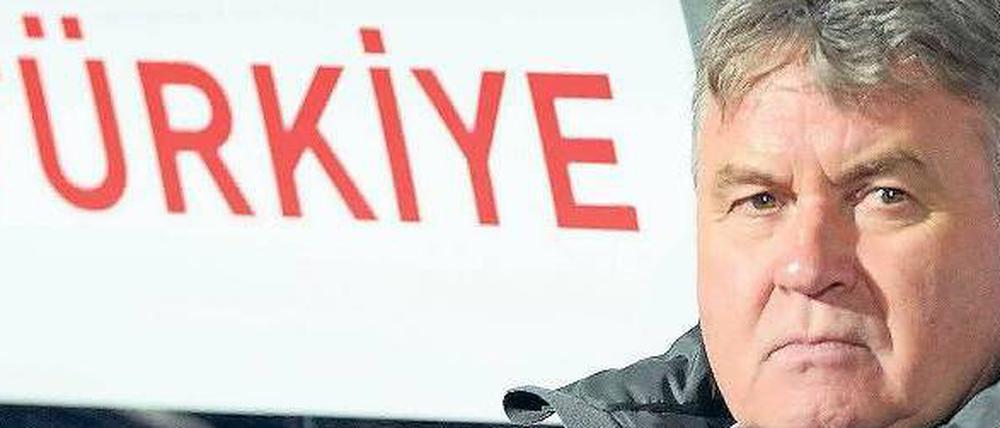 Hiddink schwant Böses. Der Nationaltrainer blickt in eine unsichere Zukunft des türkischen Fußballs.
