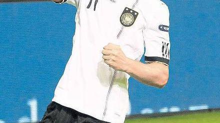 Umgepolt. Miroslav Klose will beim heutigen Spiel in Polen englisch sprechen. Foto: dpa