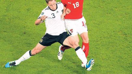 Benedikt Höwedes, 23 (l.), bestritt gegen Österreich sein drittes Länderspiel. Der Kapitän des FC Schalke 04 gilt als Option für die rechte Außenbahn. Foto: dapd