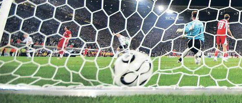 Das emotionalste Tor eine emotionalen WM: Oliver Neuville schießt 2006 das späte 1:0 gegen Polen. 
