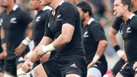 Zungenspieler. Neuseelands Rugbyteam beginnt jedes Match mit dem Haka, dem Einschüchterungstanz der Maori. Foto: dpa