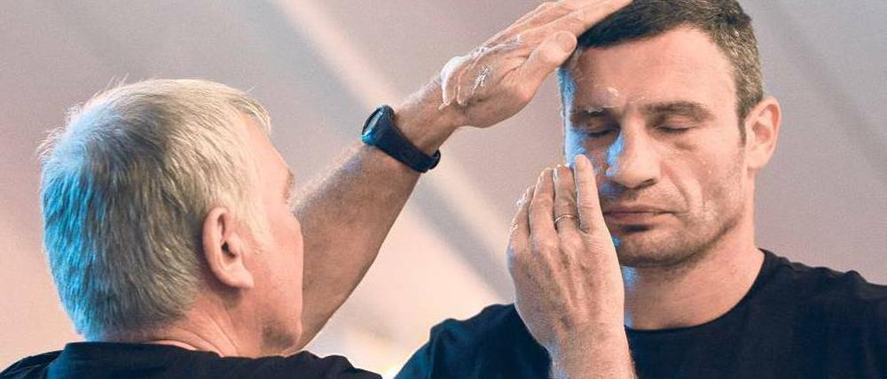 Augen zu und druch. Trainer Fritz Sdunek präpariert Klitschko fürs Sparring.