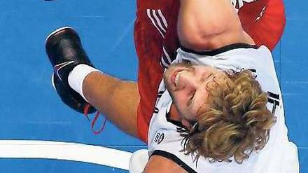 Wen Hände ringen. Dirk Nowitzki (unten) versucht, den Wurf des türkischen Centers Enes Kanter zu blocken. Foto: dapd
