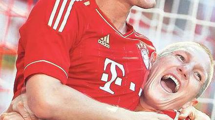 Hoch soll er ihn heben. Bastian Schweinsteiger gratuliert seinem Teamkollegen Mario Gomez zu den Saisontreffern fünf, sechs, sieben und acht. Foto: Reuters