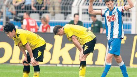 Verbeugung vor Hertha? Die Dortmunder Kagawa (l.) und Lewandowski wurden vom Berliner Mijatovic niedergerungen. Foto: dapd