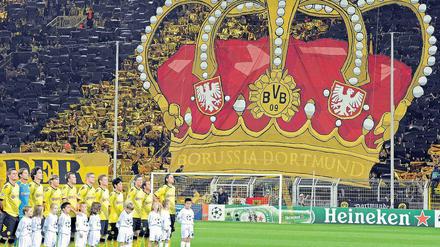Noch weit von der Krone entfernt. Dortmunds Spieler müssen in der Champions League noch lernen, die Choreographien der Fans sind schon europäische Spitzenklasse. Foto: dapd
