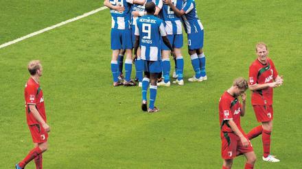 Wie einst im Mai. Hertha bejubelte den 2:1-Sieg gegen Mitaufsteiger Augsburg. Es war das letzte Spiel der vorigen Zweitligasaison.