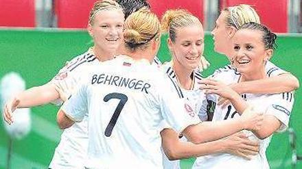 Endlich wieder jubeln. Die DFB-Spielerinnen feiern Lira Bajramaj (r.). Foto: dpa