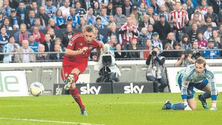 Der Nachschuss sitzt. Stürmer Nils Petersen erzielt das 1:0 für den FC Bayern München. Da der Münchner Torjäger Mario Gomez wegen einer Adduktorenverletzung fehlte, spielte der ehemalige Cottbuser von Beginn an als einziger Angreifer vor der offensiven Mittelfeldreihe. Foto: dpa