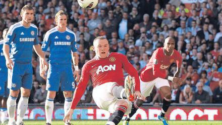 Englischer Elfmeter. Wayne Rooney rutscht aus und verschießt.Foto: Reuters