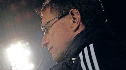 Aus dem Dunkel ins Licht. Als erster Bundesligatrainer machte Ralf Rangnick seine Probleme mit dem Stress im Job öffentlich. Foto: dapd