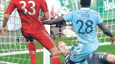 An der Torstelle. Bayern-Stürmer Mario Gomez verwandelt den Abpraller nach Daniel van Buytens Kopfball zum 2:0. Foto: Reuters