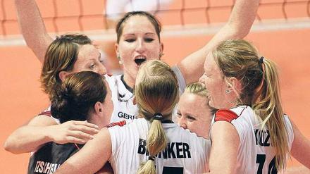 Und jetzt alle zusammen. Die deutschen Volleyballerinnen feiern ihren Sieg. Foto: dapd