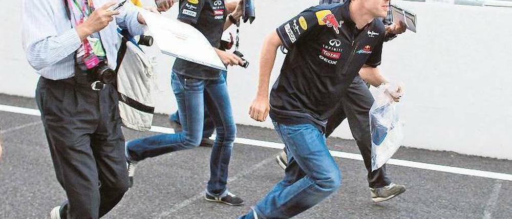Auto vergessen? Sebastian Vettel flüchtet in Suzuka vor der Zuneigung der japanischen Formel-1-Fans. Foto: dpa