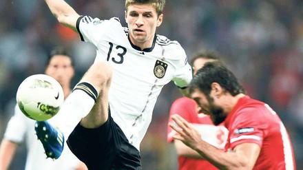 Sieht sperrig aus, war aber effektiv. Thomas Müller gelang in einer von den Deutschen souverän geführten Partie das 2:0. Foto: Reuters