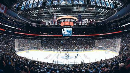 Weniger Eis, mehr Zuschauer. In der NHL sind die Spielflächen zwar kleiner als in der DEL, dafür schauen aber wie am Freitag in Toronto mehr Menschen zu. Foto: Reuters