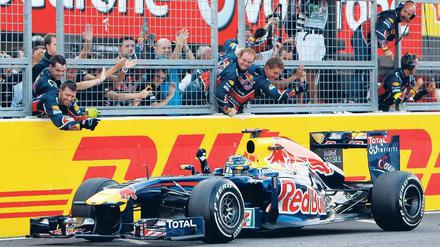 Freundliche Begrüßung. Das Red-Bull-Team bejubelt Sebastian Vettel, der in Suzuka die letzten 15 Punkte für den WM-Titel holte. Foto: dapd