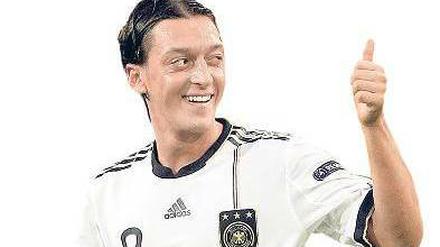 Botschaft nach draußen. Mesut Özil führte die deutsche Elf zum zehnten Sieg im zehnten Qualifikationsspiel. Im nächsten Jahr soll der EM-Titel her. Foto: dapd