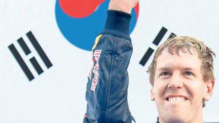 Schmerzt der Finger schon? Bereits zum zehnten Mal in dieser Saison zeigte Vettel seine Siegergeste. Foto: dapd